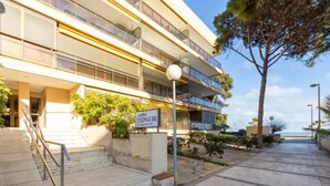 Un immeuble à plusieurs étages sur lequel on peut lire l’inscription « Edificio TXINGUDI ».
