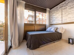 2 bedrooms, desk, iron/ironing board, Internet