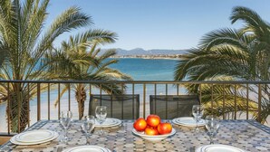 A table set for two with a view of the sea and mountains. - Acantilados by Interhome (Salou)