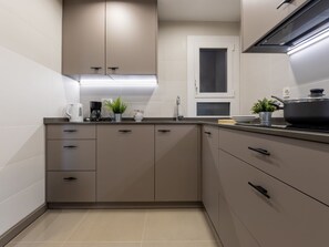 Jääkaappi, uuni, astianpesukone, keittoastiat/astiat/ruokailuvälineet