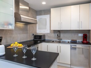 Fridge, oven, dishwasher, cookware/dishes/utensils - Acantilados by Interhome (Salou)