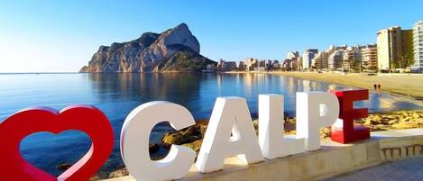 Una playa con las palabras 'CALPE' y un símbolo de corazón.