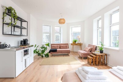Stylish en-suite Boutique Apartment 8min to centre for 5