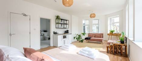 1 bedroom, desk, WiFi, bed sheets