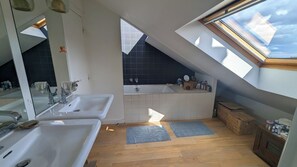 シャワー、ヘアドライヤー、タオル、石鹸