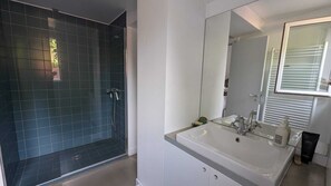 Suihku, hiustenkuivaaja, pyyhkeet, saippua