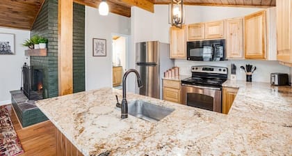 Harpers Ferry Cabin: Hot Tub, Deck, Fire Pit, WiFI