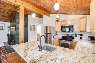 Harpers Ferry Cabin: Hot Tub, Deck, Fire Pit, WiFI