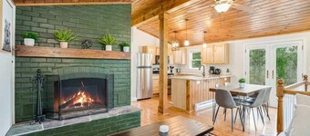 Harpers Ferry Cabin: Hot Tub, Deck, Fire Pit, WiFI