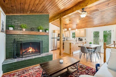 Harpers Ferry Cabin: Hot Tub, Deck, Fire Pit, WiFI