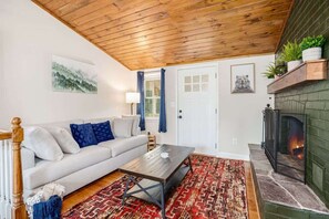 TV, fireplace, stereo, offices - Harpers Ferry Cabin: Hot Tub, Deck, Fire Pit, WiFI (Harpers Ferry)