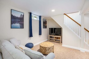 TV, fireplace, stereo, offices - Harpers Ferry Cabin: Hot Tub, Deck, Fire Pit, WiFI (Harpers Ferry)