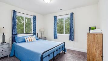 4 bedrooms, iron/ironing board, WiFi, bed sheets