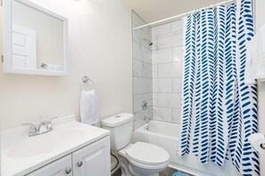 Baignoire, sèche-cheveux, serviettes fournies