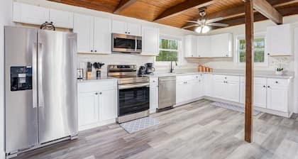 Modern Harpers Ferry Cabin w Hot Tub, Deck, WiFi!