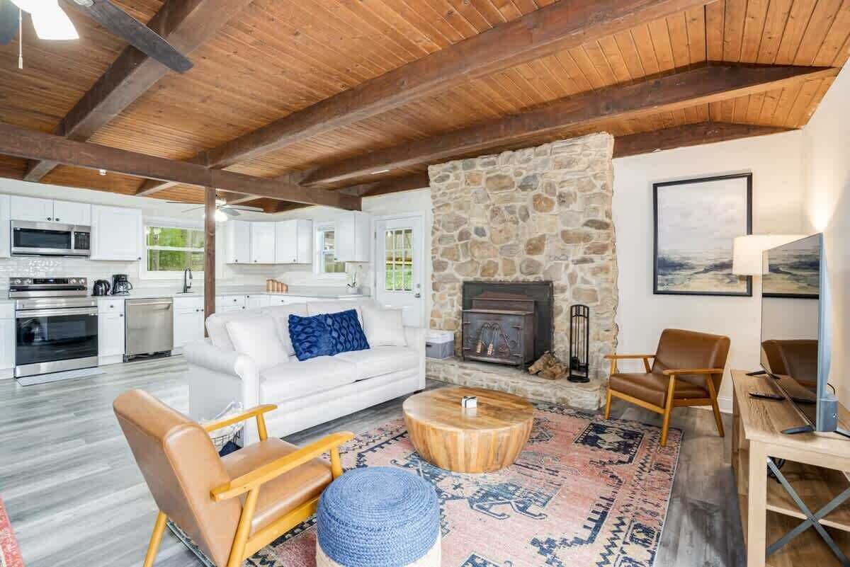 电视、壁炉、书、办公室