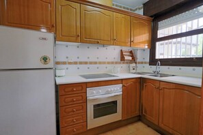 Geladeira, micro-ondas, fogão, cafeteira/chaleira