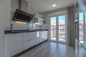 Jääkaappi, mikroaaltouuni, uuni, liesi