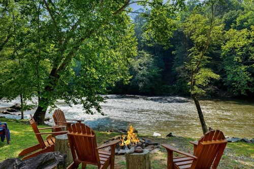 Mountain River Escape 4br 3.5ba on a rushing Coosawatee River.
