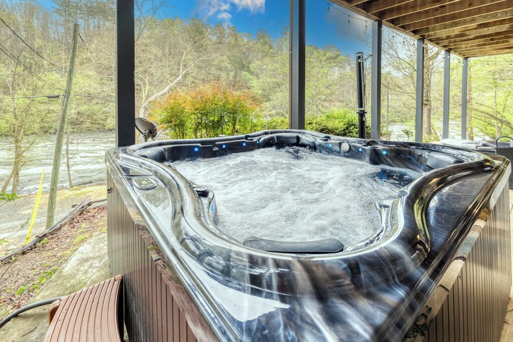 Un jacuzzi con vistas a un área boscosa.
