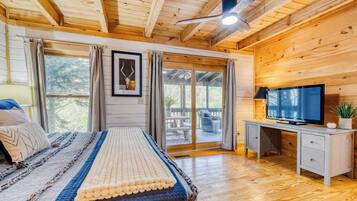 4 bedrooms, desk, iron/ironing board, WiFi