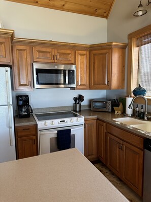 Réfrigérateur, four à micro-ondes, un four, surface de cuisson