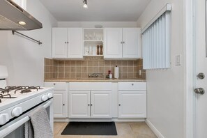 Fridge, oven, stovetop, coffee/tea maker