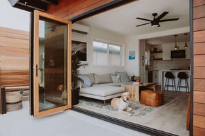 TV, offices - Ocean View Loft in Bird Rock La Jolla with Parking (San Diego)