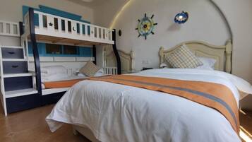 Quarto com beliches, uma cama grande e uma parede curva com detalhes decorativos.