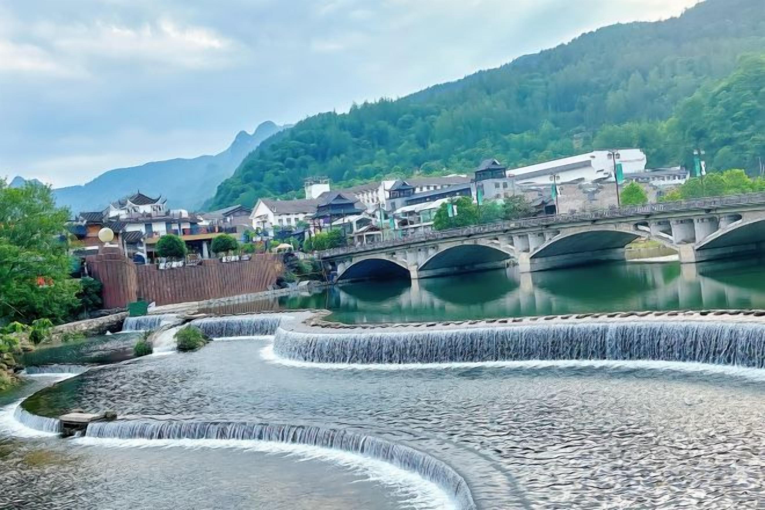 Un río con un puente y edificios al fondo.