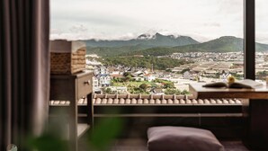 A room with a view of a town and mountains. - Mien Suong Khoi - Home & Cafe (Xuan Truong - Da Lat)