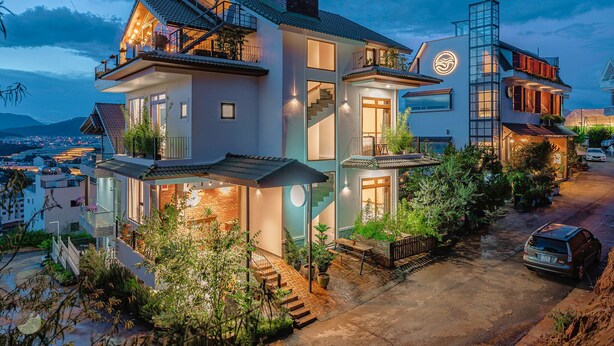 A modern two-story house with a balcony, a staircase, and a driveway. - Mien Suong Khoi - Home & Cafe (Xuan Truong - Da Lat)