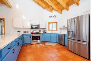 Fridge, microwave, oven, stovetop - Casa Escondido- Quiet | Decks | 3BR | El Dorado (Santa Fe)