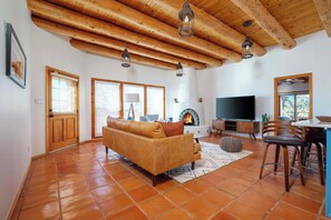 Una televisión, una chimenea, una oficina