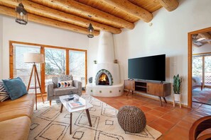 Een televisie, een open haard en een kantoor