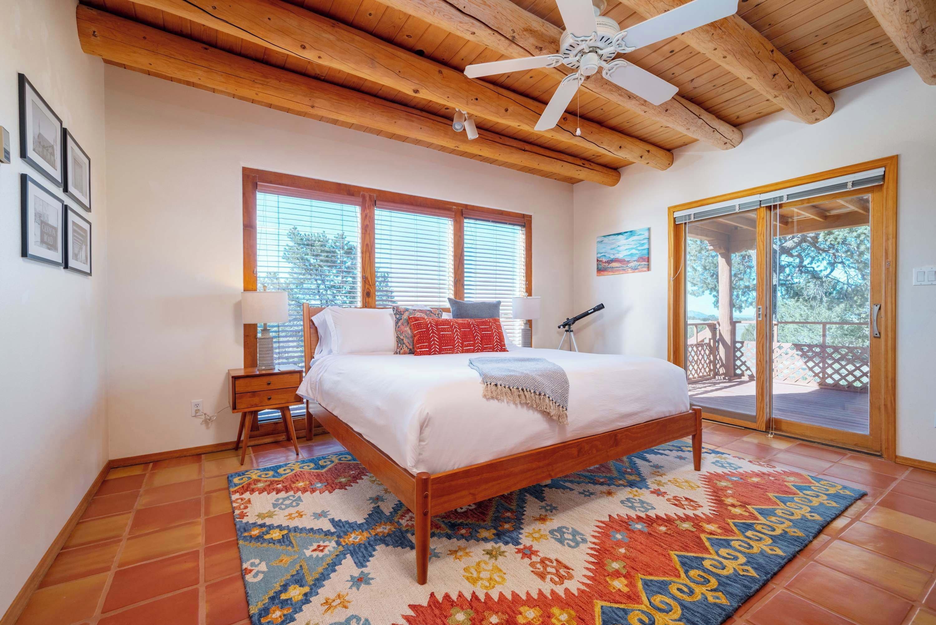 3 室のベッドルーム、デスク、アイロン / アイロン台、旅行用ベビーベッド