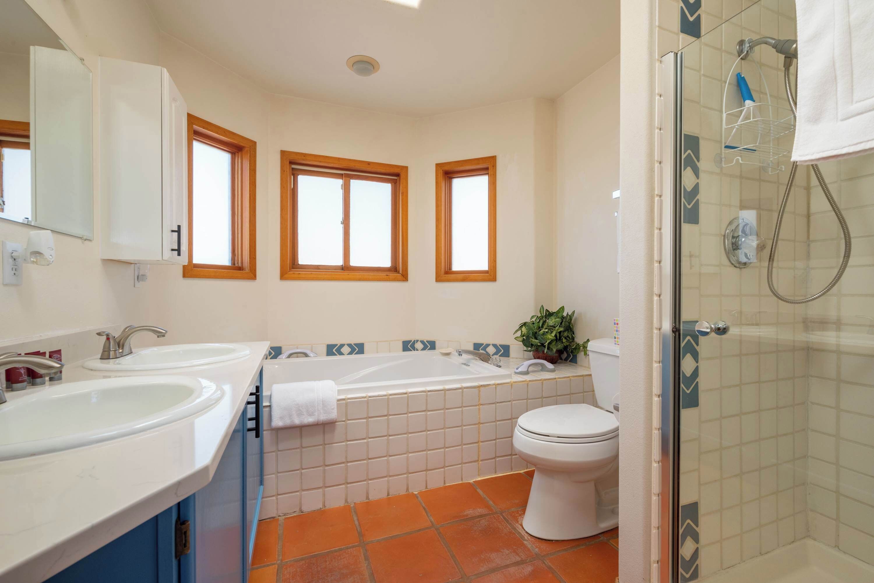 A bathroom with two sinks, a bathtub, a toilet, and a shower. - Casa Escondido- Quiet | Decks | 3BR | El Dorado (Santa Fe)