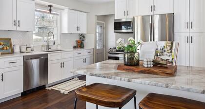 *NEW* 4 bd Contemporary Cozy Home central to the Twin Cities, MOA and Airport