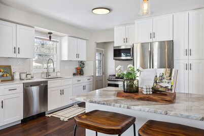 *NEW* 4 bd Contemporary Cozy Home central to the Twin Cities, MOA and Airport