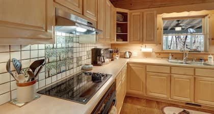 Family-Friendly Jasper Cabin with Deck!
