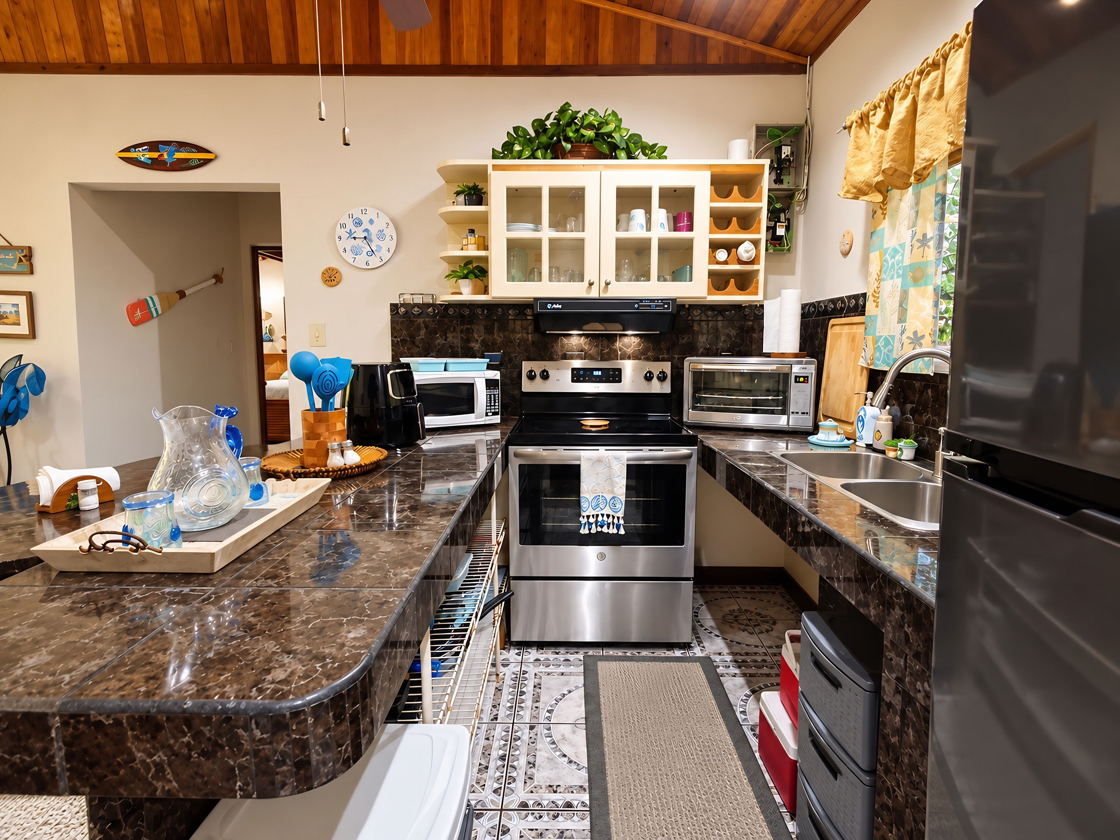 Une cuisine moderne avec un îlot central, des appareils en acier inoxydable et une horloge décorative au mur.