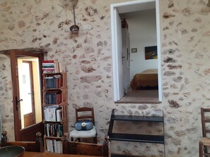 2 chambres, fer et planche à repasser, lit parapluie