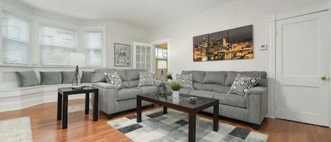 Smart TV, fireplace