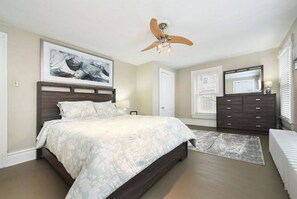 4 bedrooms, desk, iron/ironing board, free WiFi - View from the Top! Steps from Grandview, Sleeps 8 (Pittsburgh)
