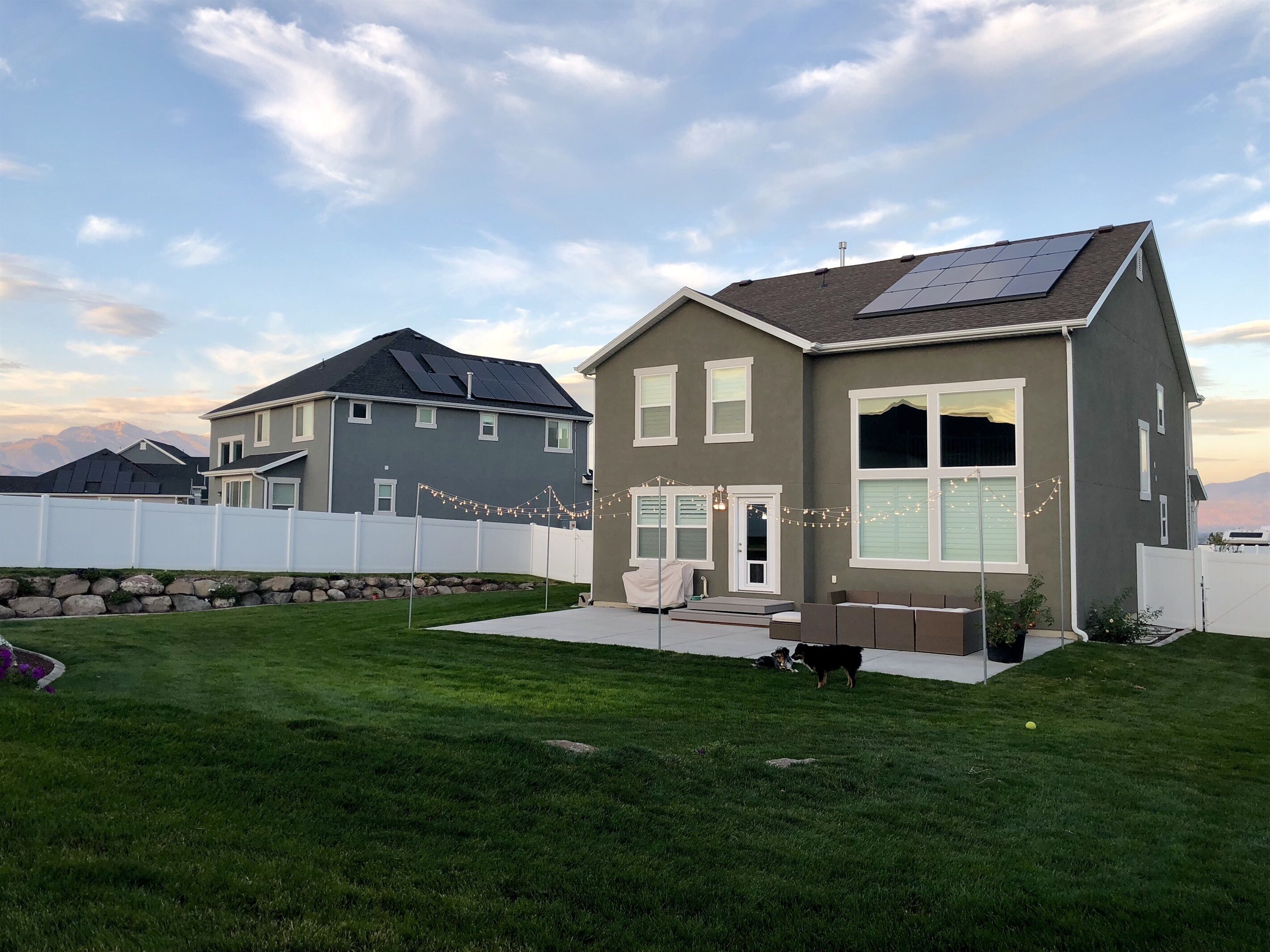 8 Beds 2 Full Kitchens Fenced HUGE Yard & Parks!
