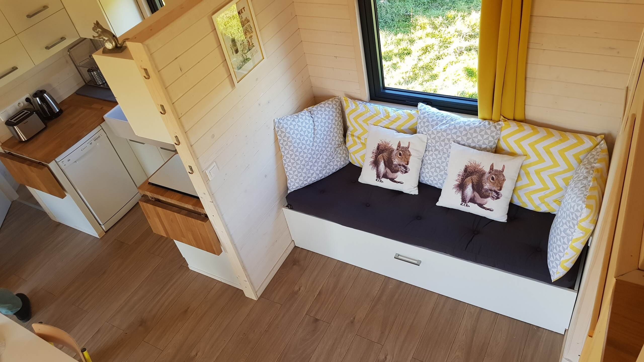 Cheminée, table de tennis de table, livres