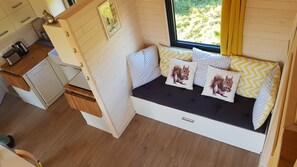 Chimenea, tenis de mesa y libros 