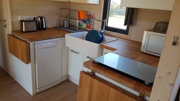 Een koelkast, een microgolfoven, een oven, een kookplaat