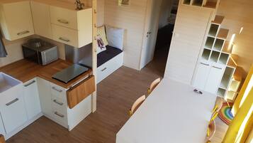 Een koelkast, een microgolfoven, een oven, een kookplaat