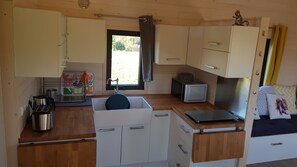 Een koelkast, een microgolfoven, een oven, een kookplaat